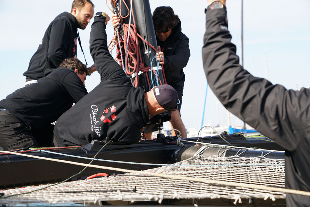 Setting the mast - pure precision and teamwork